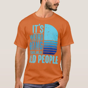 Camiseta Es Raro Ser De La Misma Edad Que Los Viejos Gracio