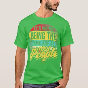 Camiseta Es Raro Ser De La Misma Edad Que Los Viejos Gracio