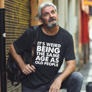 Camiseta Es raro tener la misma edad que la gente mayor 