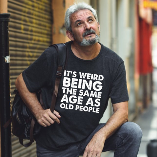 Camiseta Es raro tener la misma edad que la gente mayor  (Subido por el creador)