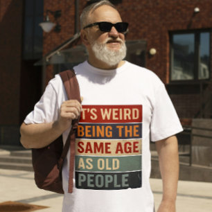 Camiseta Es raro tener la misma edad que la gente mayor