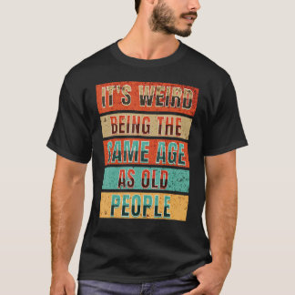 Camiseta Es raro tener la misma edad que la gente mayor de