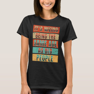 Camiseta Es raro tener la misma edad que la gente mayor de