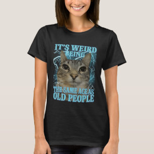 Camiseta Es raro tener la misma edad que la gente mayor Div