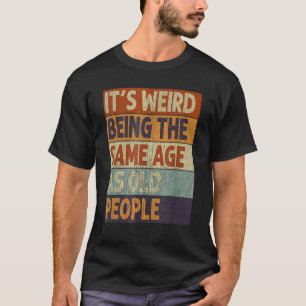Camiseta Es raro tener la misma edad que la gente mayor Re