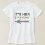 Camiseta Es su cumpleaños (flecha derecha)<br><div class="desc">Es su cumpleaños con una flecha apuntando camisetas rectas para mellizos,  hermanos o mejores amigos. Tee con flecha izquierda se vende por separado.</div>