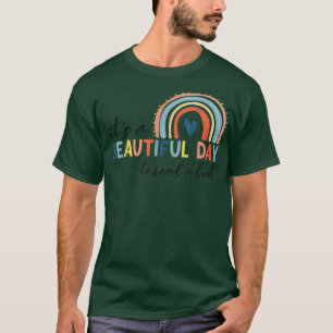 Camiseta Es un bello día para leer un libro genial amor