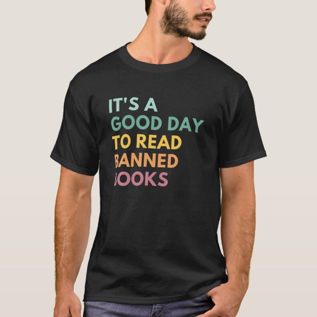 Camiseta Es un buen día para leer libros prohibidos y libro (Anverso)