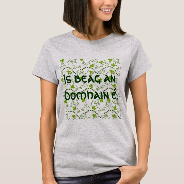 Camiseta Es un mundo pequeño escrito en celta (Anverso)