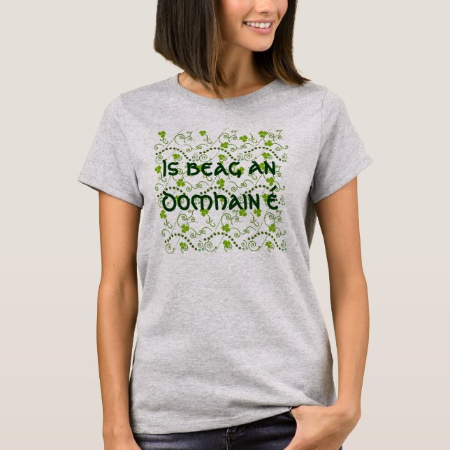 Camiseta Es un pequeño mundo escrito en gaélico escocés (Anverso)