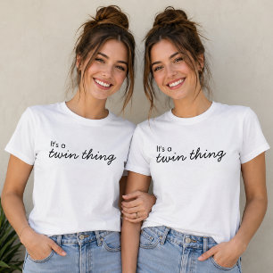 Camiseta Es una cosa gemela   Tentado moderno de correspond