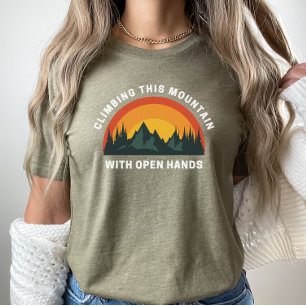 Camiseta Escalando esta montaña con manos abiertas cristian