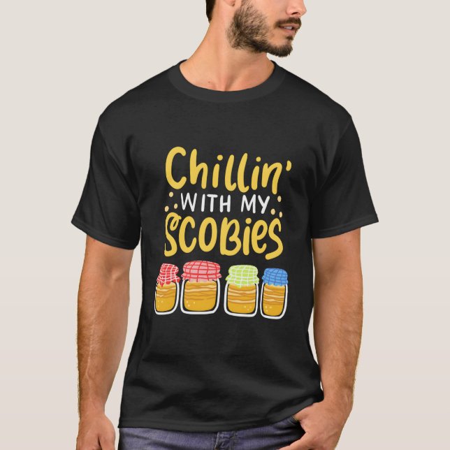 Camiseta Escalofriante Con Mis Scobies Hilarinos Kombucha T (Anverso)
