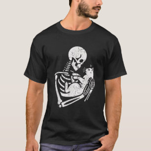 Camiseta Escándalo de temporada espeluznante sosteniendo un