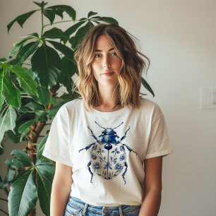 Camiseta Escarabajo decorado de azul y blanco