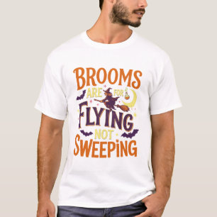 Camiseta Escobas volando barriendo bruja de Halloween luna