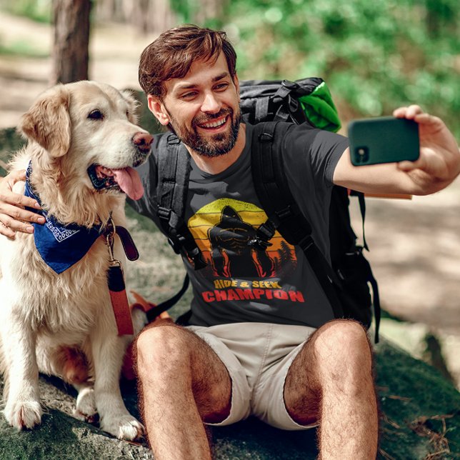 Camiseta Esconder De Pie Grande Y Buscar Un Regalo Gracioso (Subido por el creador)