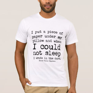 Camiseta Escribí en la cita oscura de Thoreau