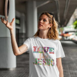 Camiseta Escritura colorida Amor como Jesús<br><div class="desc">adentra en el mundo de la fe y la moda con nuestra camiseta cristiana "Love Like Jesus". Esta camiseta de mujer cristiana combina la estética de moda con un mensaje potente, con letras de amor intrínsecamente tejidas en una composición vibrante de flores de colores. Expresa tu devoción de una manera...</div>