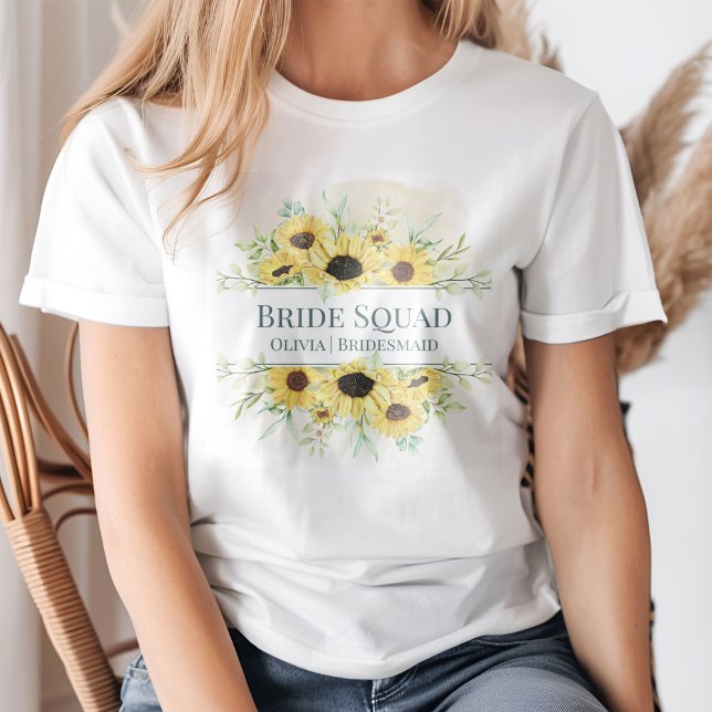 Camiseta Escuadrón de novias de girasol ruso (A young blond woman wearing a Rustic Sunflower Bridal Squad T-Shirt.)