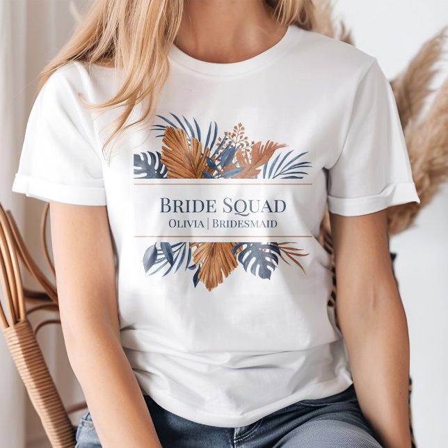 Camiseta Escuadrón de novias Rustic Midnight Blue Monstera (Rustic Midnight Blue Monstera Bride Squad T-Shirt on a young woman.)