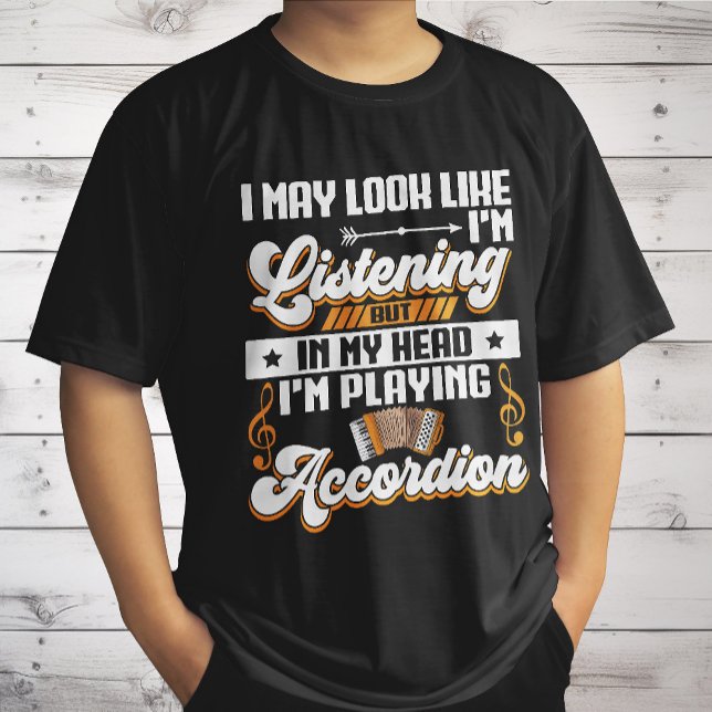 Camiseta Escuchando divertida en mi cabeza estoy jugando ac (Subido por el creador)