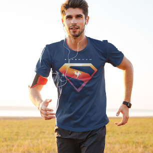Camiseta Escudo de Superman en Vuelo al Atardecer
