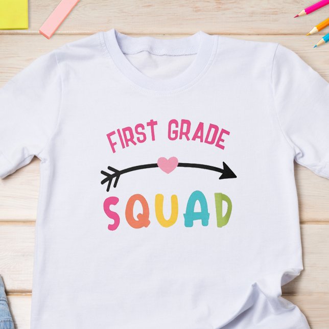 Camiseta Escuela de primer grado de escuadrón (Start the school year off with some fun with this cute back to school t-shirt.)