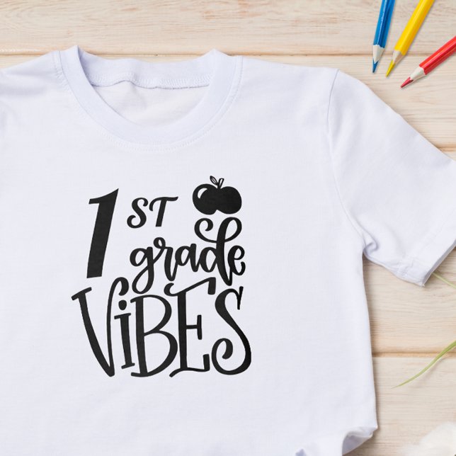 Camiseta Escuela de primer grado de vibraciones (Start the school year off with some fun with this cute back to school shirt.)
