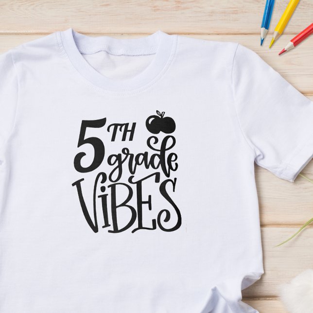 Camiseta Escuela de Vibes de quinto grado (Start the school year off with some fun with this cute back to school shirt.)