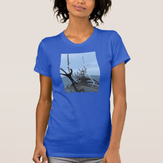 Camiseta Escultura de la nave de Viking del islandés