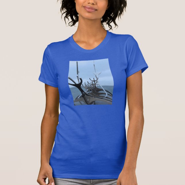Camiseta Escultura de la nave de Viking del islandés (Anverso)