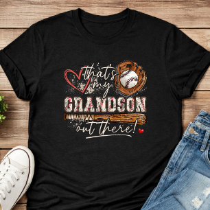 Camiseta Ese es mi nieto ahí afuera Abuela de béisbol
