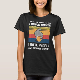 Camiseta Eso es lo que bebo café odio a la gente pichón