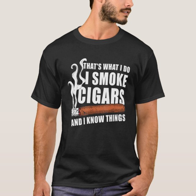 Camiseta Eso Es Lo Que Hago Yo Fumo Cigarros Y Sé Cosas (Anverso)