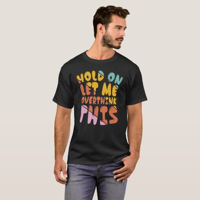 Camiseta Espera, déjenme sobrepensar - Gracioso Sarcástico (Anverso completo)