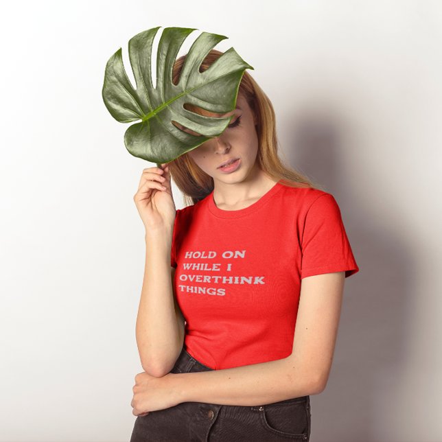 Camiseta Espera mientras exagero las cosas (Subido por el creador)