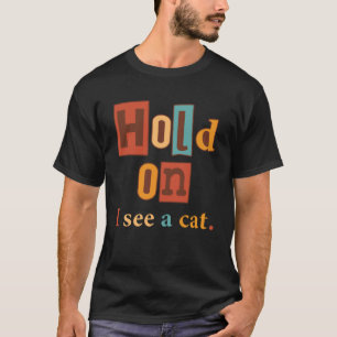 Camiseta Espera, Veo Un Gato Que Dice Gatos Sarcásticos.