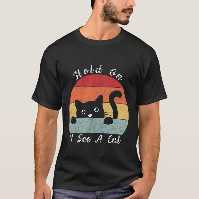 Camiseta Espera, veo una mirada de gato, juguetón y humorís (Anverso)