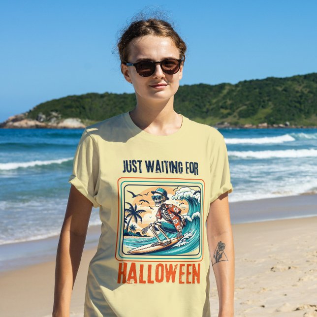 Camiseta Esperando el esqueleto de surf de Halloween (Subido por el creador)