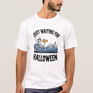 Camiseta Esperando Halloween" Relajante esqueleto con