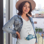 Camiseta Esperando Un Pequeño Niño De Calabaza<br><div class="desc">Diseño elegante y rústico de camisetas con ilustracion acuarela de calabazas azules y flores. El texto dice "esperando una calabaza".</div>