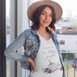 Camiseta Esperando Una Calabaza Pequeña<br><div class="desc">Diseño elegante y rústico de camisetas con ilustracion acuarela de calabazas blancas y flores violetas. El texto dice "esperando una calabaza".</div>