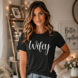 Camiseta Esposa Blanca Letra Moderna Negra para Mujeres
