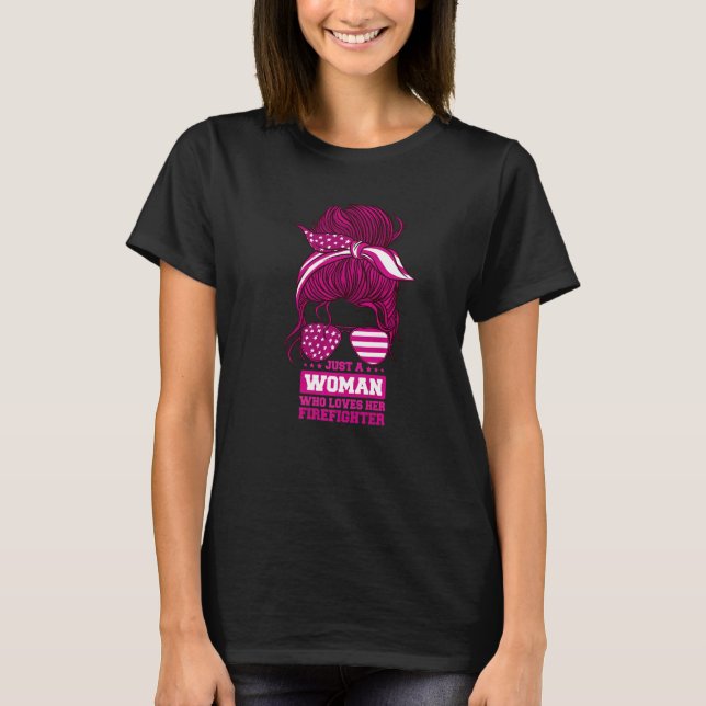 Camiseta Esposa de bombero es una mujer que ama a sus bombe (Anverso)