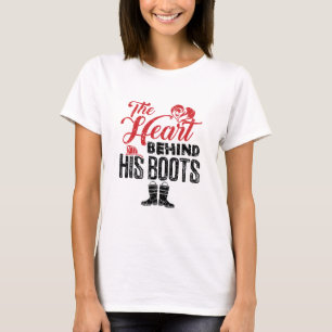 Camiseta Esposa de bombero y corazón tras sus botas