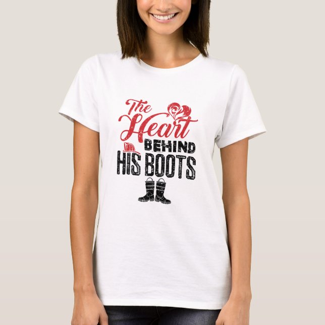 Camiseta Esposa de bombero y corazón tras sus botas (Anverso)