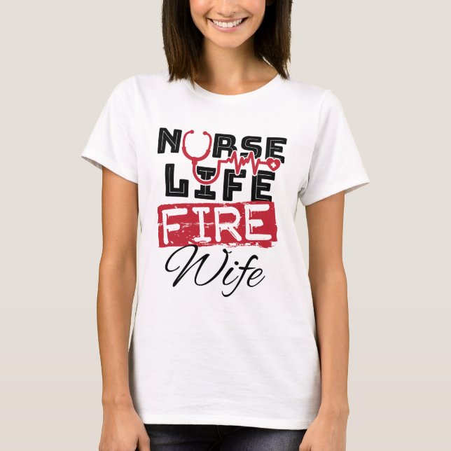 Camiseta Esposa de bomberos de la enfermera (Anverso)