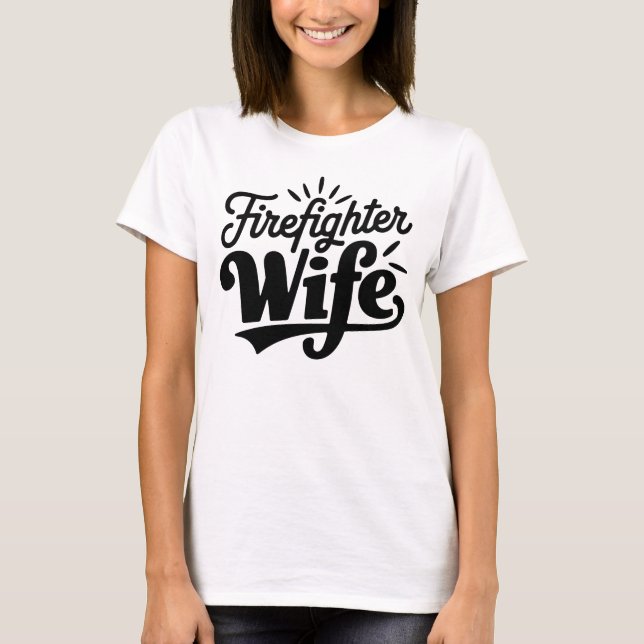Camiseta Esposa de bomberos Texto negro Blanco (Anverso)