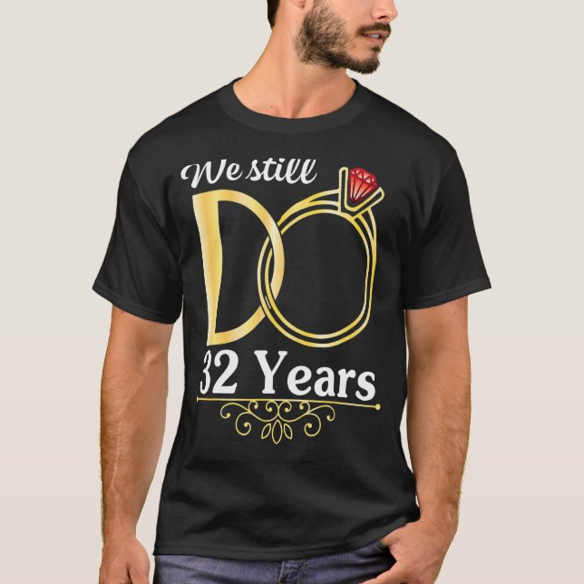 Camiseta Esposa De Esposo Juntos Seguimos 32 Años Casándono (Anverso)